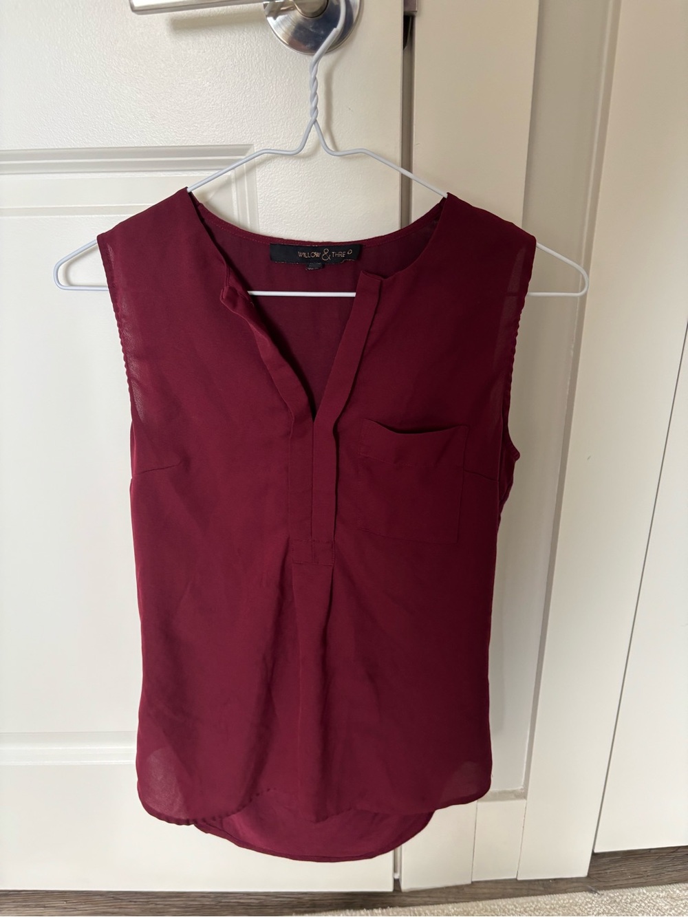 💛 Reitmans Sleeveless V-Neck Camisole - Burgundy